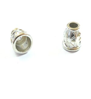 Καπελάκι ακρυλικό ασημί σκαλιστό 13x12mm για κορδόνι 5mm