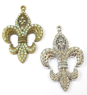 Λουλούδι Fleur De Lis μεγάλος κρεμαστό μεταλλικό με λευκά στράς 72x48mm
