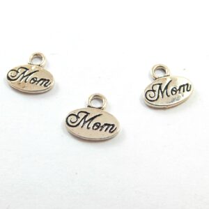 Mom οβάλ ασημί μεταλλικό κρεμαστό 11x13mm