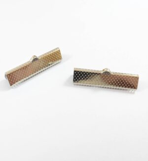 Ακροδέκτης σκαλιστός μεταλλικός 30x7mm για κορδόνι πλακέ 30mm
