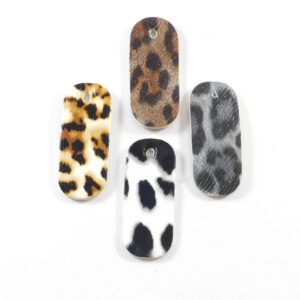 Οβάλ πλακέ animal-print από συνθετικό δέρμα κρεμαστό 29x13mm