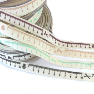 Υφασμάτινη κρέμ πλακέ κορδέλα με Μεζούρα 13mm/καρούλι 18 μέτρα