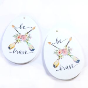 Αυγό «Be Brave» με βέλη και λουλούδια σε λευκό plexiglass κρεμαστό 58x44mm