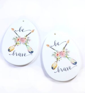 Αυγό «Be Brave» με βέλη και λουλούδια σε λευκό plexiglass κρεμαστό 58x44mm