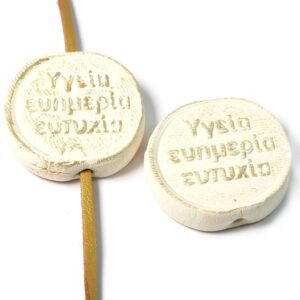Χάντρα «Υγεια,ευημερία,ευτυχία»  ανάγλυφη λευκή με χρυσόσκονη στρογγυλή πλακέ κεραμική 39x8mm