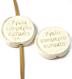 Χάντρα «Υγεια,ευημερία,ευτυχία»  ανάγλυφη λευκή με χρυσόσκονη στρογγυλή πλακέ κεραμική 39x8mm