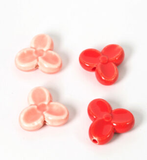 Λουλούδι με 3 πέταλα κεραμική επισμαλτωμένη περλέ χάντρα 28x30-31mm