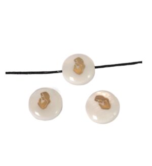 Παναγία χρυσή σε μικρή στρογγυλή πλακέ λευκή κοχύλι χάντρα 8x3.5mm