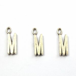 Γράμμα M ασημί αντικέ μεταλλικό κρεμαστό 15x7mm