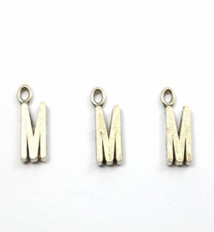Γράμμα M ασημί αντικέ μεταλλικό κρεμαστό 15x7mm