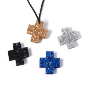 Σταυρός τετράγωνος μικρός με glitter plexiglass κρεμαστός 15.5x14.5mm