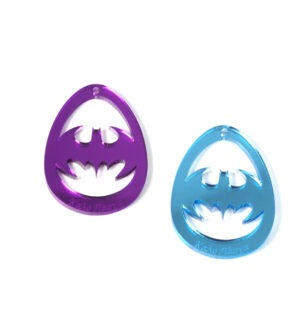 Αυγό με Batman  διάτρητο και επιγραφή ''Καλό Πάσχα''  μεταλλικό χρώμα κρεμαστό 56x42mm