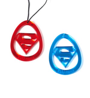 Αυγό με Superman διάτρητο και επιγραφή ''Καλό Πάσχα''  μεταλλικό χρώμα  κρεμαστό 56x42mm