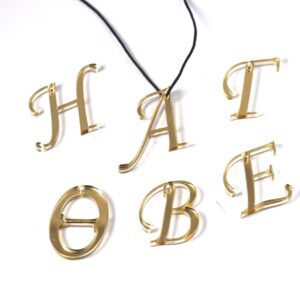 Γράμμα μεσαίο καλλιγραφικό κρεμαστό χρυσό μεταλλικό χρώμα plexiglass ύψους 30-32mm
