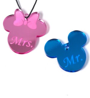 ''Mrs''  με Minnie ρόζ και ''Mr'' με Μίκυ μπλέ μεταλλικό χρώμα plexiglass / σετ κρεμαστό 41x39mm & 35x40mm