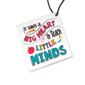 ''It Takes Big Heart To Teach Little Minds'' τυπωμένο λευκό χρώμα τετράγωνο plexiglass  κρεμαστό 50x50mm