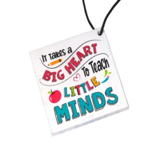 ''It Takes Big Heart To Teach Little Minds'' τυπωμένο λευκό χρώμα τετράγωνο plexiglass  κρεμαστό 50x50mm