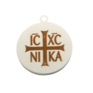 Φυλαχτό Ιησούς Χριστός Νικά στρογγυλό τυπωμένο χρυσό σε λευκό plexiglass κρεμαστό 34x30mm