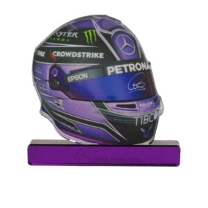 Κράνος Lewis Hamilton με μώβ μεταλλικό χρώμα υπογραφή plexiglass επιτραπέζιο διακοσμητικό 85x90x8mm