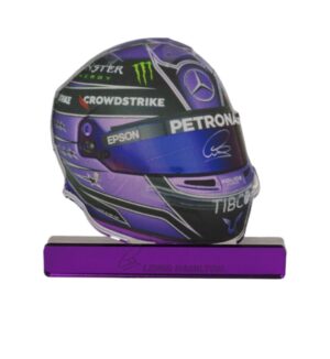 Κράνος Lewis Hamilton με μώβ μεταλλικό χρώμα υπογραφή plexiglass επιτραπέζιο διακοσμητικό 85x90x8mm