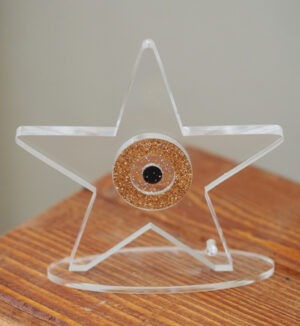 Αστέρι με χρυσό-διάφανο μαύρο glitter σε διάφανο plexiglass με βάση επιτραπέζιο διακοσμητικό 95x102x8mm