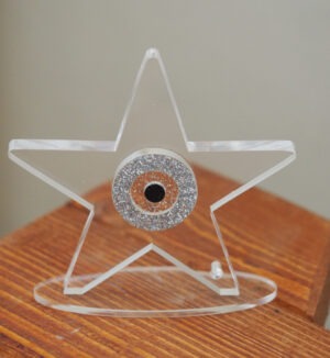 Αστέρι με ασημί-διάφανο μαύρο glitter σε διάφανο plexiglass με βάση επιτραπέζιο διακοσμητικό 95x102x8mm