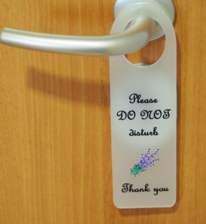 Πινακίδα κρεμαστή πόρτας "Please do not disturb" με λεβάντα σε διάφανο πάγου plexiglass 22x6cm