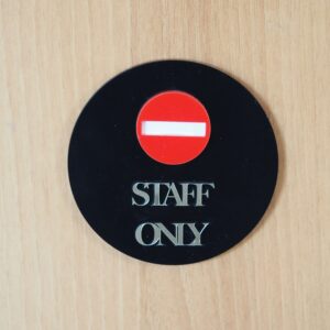 Στρογγυλή Πινακίδα "Απαγορεύται η Είσοδος  Staff only" Premium αυτοκόλλητη σε μαύρο plexiglass 10cm