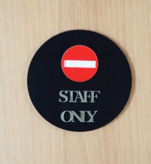 Στρογγυλή Πινακίδα "Απαγορεύται η Είσοδος  Staff only" Premium αυτοκόλλητη σε μαύρο plexiglass 10cm
