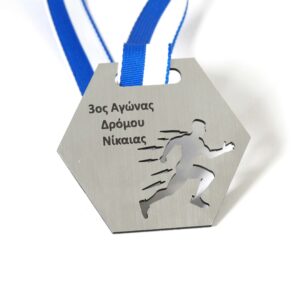 Μετάλλιο  "Αγώνας τρεξίματος με δρομέα διάτρητο" πολύγωνο με το δικό σας κείμενο 48x58mm σε ασημί-μαύρο μάτ plexiglass κρεμαστό και κορδέλα μεταλλίων 15mm /10τμχ