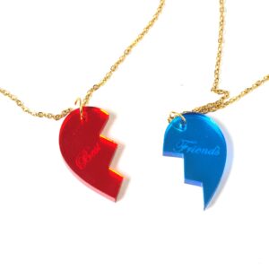 2 Κολιέ Best Friends κόκκινο-μπλέ ηλεκτρίκ plexiglass 31x34mm σε cross πλακέ χρυσές αλυσίδες ατσάλι 1.5mm μήκους 39cm και επέκταση 5cm