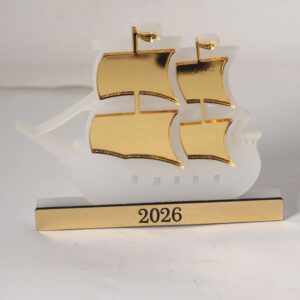 2026 Γούρι Καράβι Ιστιοφόρο επιτραπέζιο διακοσμητικό χρυσό-λευκό πάγου plexiglass 60x81mm