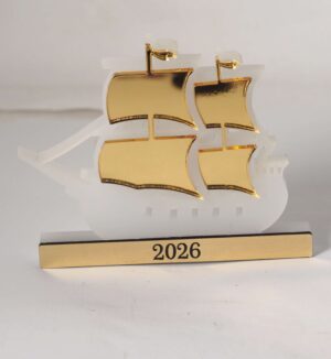2026 Γούρι Καράβι Ιστιοφόρο επιτραπέζιο διακοσμητικό χρυσό-λευκό πάγου plexiglass 60x81mm