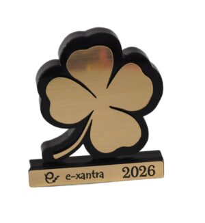 2026 Εταιρικό δώρο Γούρι Τετράφυλο επιτραπέζιο διακοσμητικό με όνομα της εταιρείας σας χρυσό-μαύρο plexiglass 57x55mm/10 τμχ