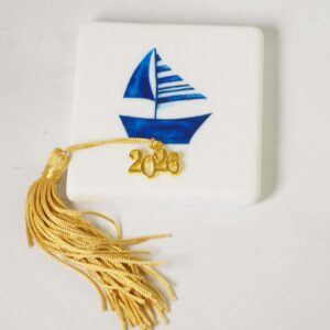 2026 Γούρι μεταλλικό με Ιστιοπλοϊκό μπλέ σε  Μάρμαρο Θάσου λευκό τετράγωνο 8x8x1cm