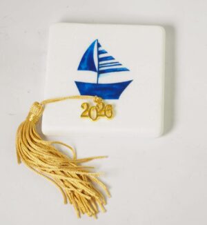 2026 Γούρι μεταλλικό με Ιστιοπλοϊκό μπλέ σε  Μάρμαρο Θάσου λευκό τετράγωνο 8x8x1cm