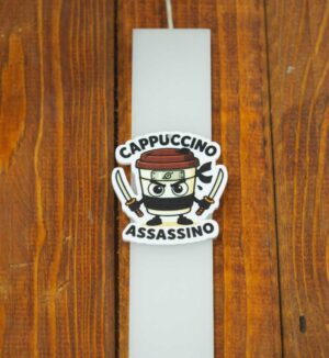 Λαμπάδα με Cappuccino Assassino φιγούρα κερί λευκή φαρδιά παραλληλόγραμμη 30×4.6×1.3cm