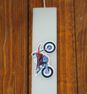 Λαμπάδα με ΚΤΜ motocross κερί λευκή φαρδιά παραλληλόγραμμη 30×4.6×1.3cm