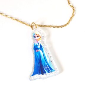 Κολιέ με Έλσα Frozen πολύχρωμη σε διάφανο glitter plexiglass 41x24mm σε cross πλακέ χρυσή αλυσίδα ατσάλι 1.5mm μήκους 39cm και επέκταση 5cm