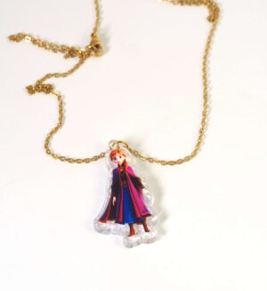 Κολιέ με Άννα Frozen πολύχρωμη σε διάφανο glitter plexiglass 41x22mm σε cross πλακέ χρυσή αλυσίδα ατσάλι 1.5mm μήκους 39cm και επέκταση 5cm
