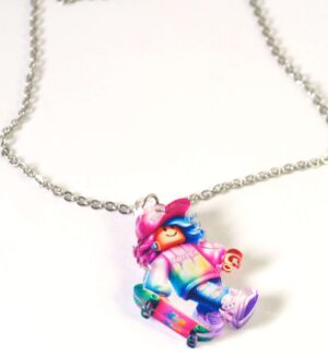 Κολιέ με Roblox Κορίτσι με Skate πολύχρωμα σε διάφανο plexiglass 35x26mm σε cross πλακέ ασημί αλυσίδα ατσάλι 1.5mm μήκους 39cm και επέκταση 5cm