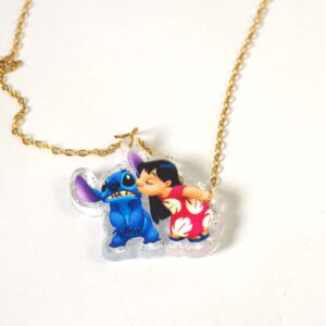 Κολιέ με Stitch & Lilo σε διάφανο glitter plexiglass 29x35mm σε cross πλακέ χρυσή αλυσίδα ατσάλι 1.5mm μήκους 39cm και επέκταση 5cm
