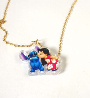 Κολιέ με Stitch & Lilo σε διάφανο glitter plexiglass 29x35mm σε cross πλακέ χρυσή αλυσίδα ατσάλι 1.5mm μήκους 39cm και επέκταση 5cm