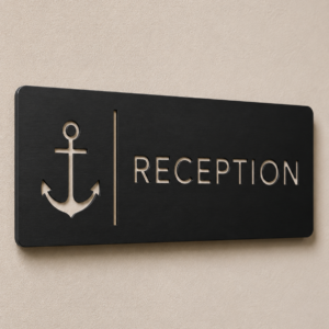 Πινακίδα Reception με λογότυπο της επιλογής σας διάτρητο παραλληλόγραμμη μαύρο ανοδιωμένο αλουμίνιο 300x100m