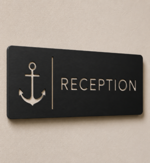 Πινακίδα Reception με λογότυπο της επιλογής σας διάτρητο παραλληλόγραμμη μαύρο ανοδιωμένο αλουμίνιο 300x100m