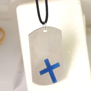 Έτοιμο Κολιέ με Ταυτότητα με σταυρό λόξο διάτρητο με μπλέ υγρό γυάλι ασημί μάτ μεταλλική ατσάλι 43x24mm και κορδόνι μαύρο πολυεστερικό μάτ 1.5mm